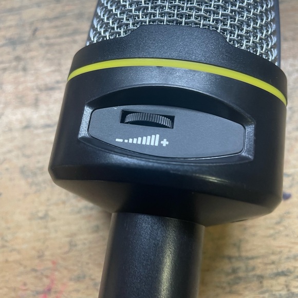 Recording microphone with volume  and cord 
New - Picture 2 of 6